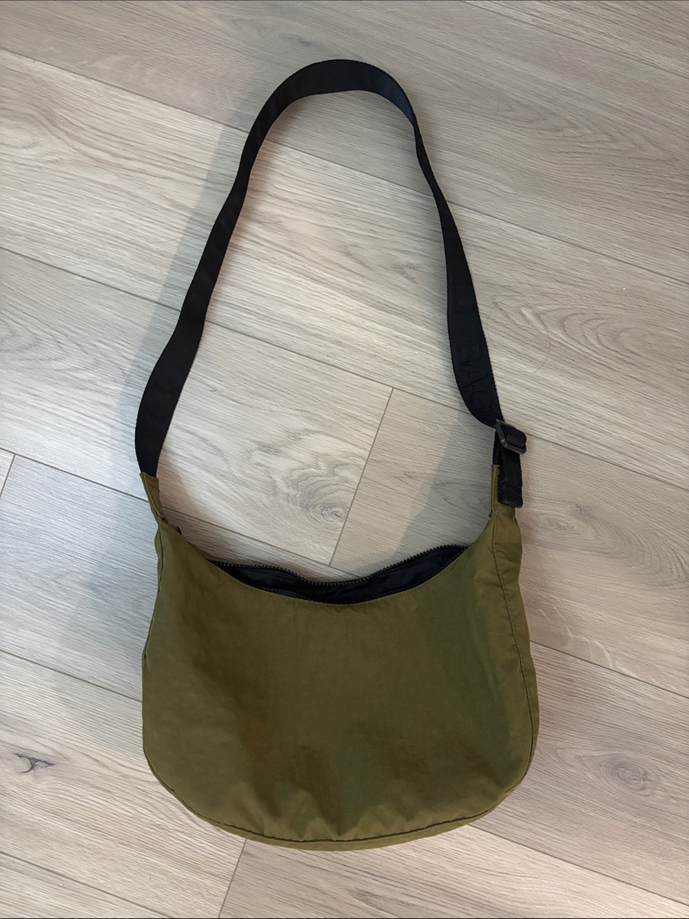 BAGGU olive green medium crescent nylon crossbody Bag